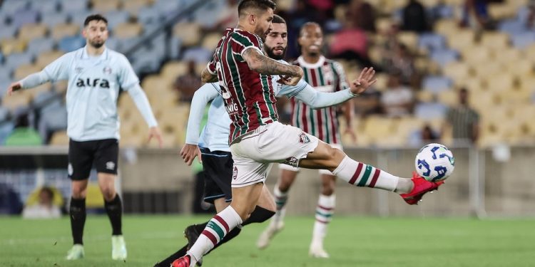 Everaldo faz gol da vitória do Fluminense sobre o Grêmio — Foto: LUCAS MERÇON / FLUMINENSE F.C.