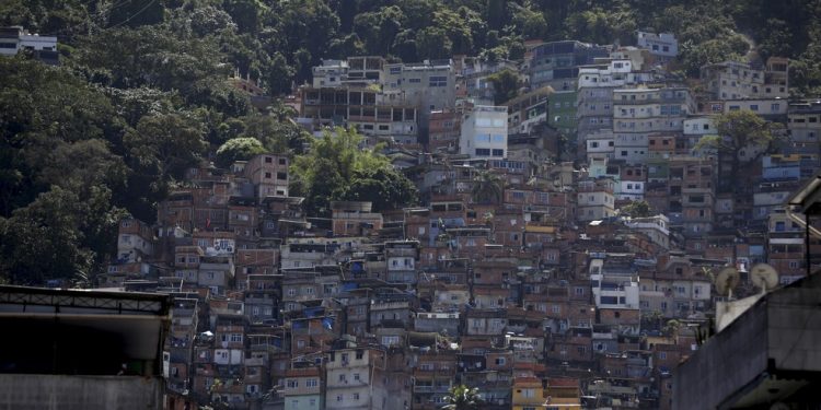 Rocinha. Comunidade será uma das beneficiadas com o retorno das obras do PAC — Foto: Fabiano Rocha