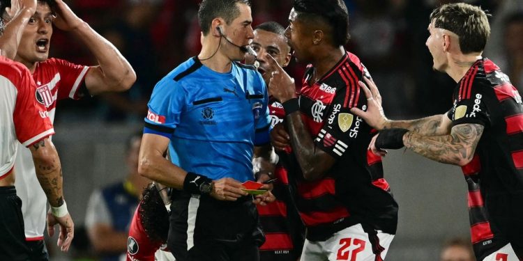 Andrés Rojas foi muito criticado em Flamengo x Estudiantes — Foto: Pablo PORCIUNCULA / AFP
