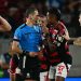 Andrés Rojas foi muito criticado em Flamengo x Estudiantes — Foto: Pablo PORCIUNCULA / AFP