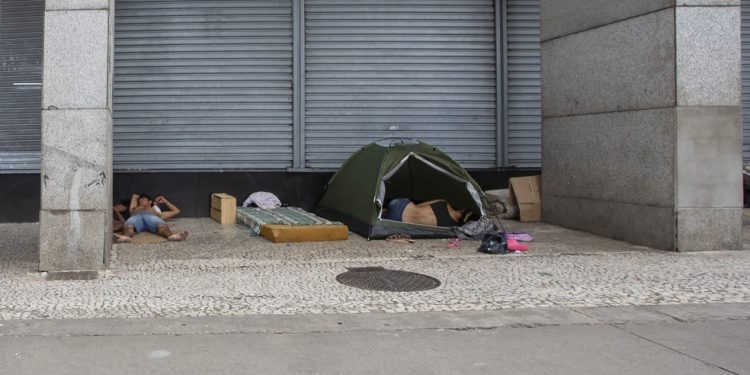 Pessoas em situação de rua dormem na Praça do Patriarca, em São Paulo — Foto: Edilson Dantas