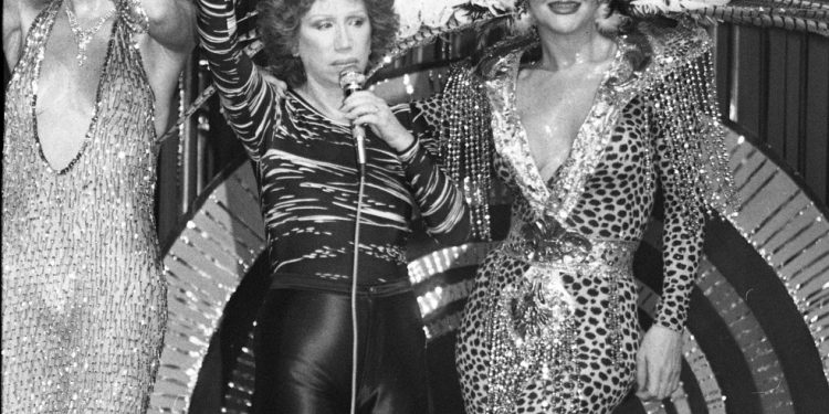 As atrizes Berta Loran e Jane Di Castro no espetáculo “Loucura gay”, em 1983 — Foto: Augusto Yunes