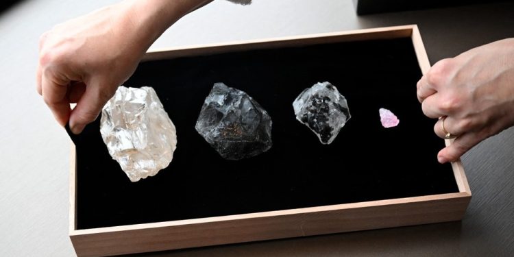 Segundo maior diamante do mundo ainda não tem preço (nem proprietário) definido e pode virar peça de museu; conheça o Motswedi — Foto: NICOLAS TUCAT/AFP