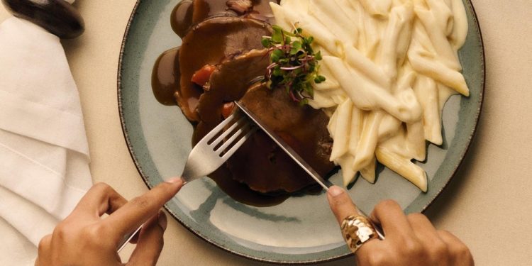 A carne assada com penne ao molho de queijo do Gula Gula — Foto: Divulgação