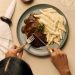 A carne assada com penne ao molho de queijo do Gula Gula — Foto: Divulgação