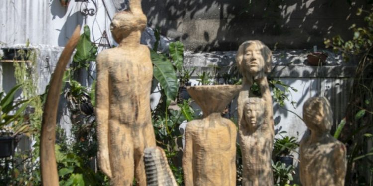 Esculturas podem ser interpretadas de maneiras diversas — Foto: Guito Moreto