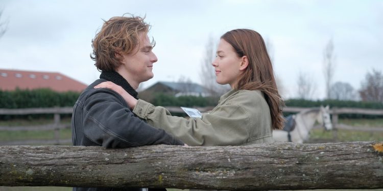 Cena de 'Fallen - Luz e sombra' com Timothy Innes e Jessica Alexander — Foto: Divulgação/Globo