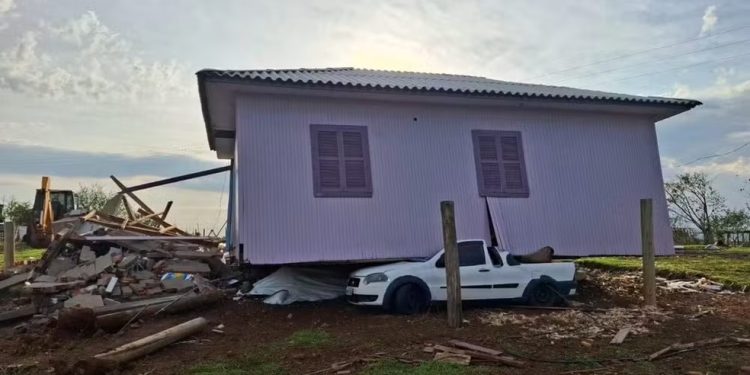 Casa de madeira foi parar em cima de um carro durante temporal em Santa Catarina — Foto: Defesa Civil/Divulgação