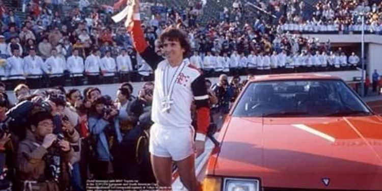 Zico ganhou carro após conquista do Mundial de 81 — Foto: Reprodução/X