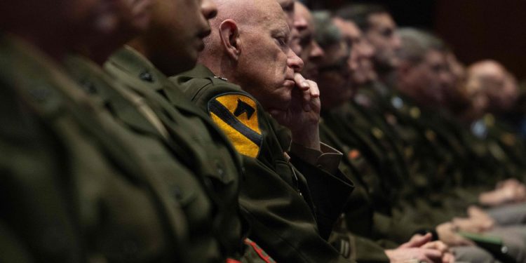 Líderes militares dos EUA acompanham discurso do presidente Donald Trump em base do estado da Virgínia — Foto: Jim WATSON / AFP