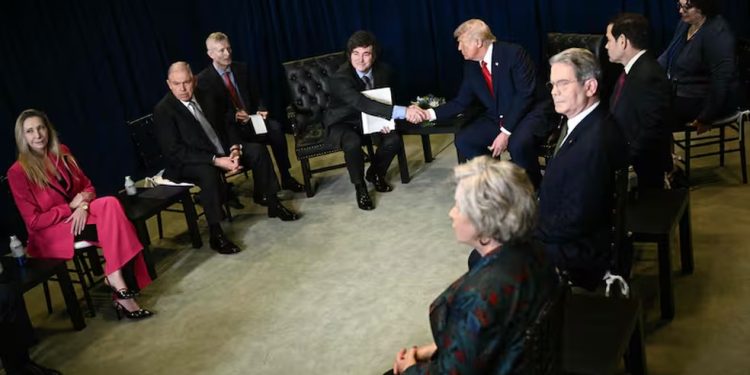 Milei e Trump, cercados por outras autoridades — Foto: Brendan Smialowski / AFP