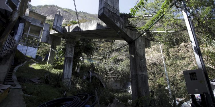 Abandono. Plano inclinado, que transportaria passageiros da parte baixa à parte alta da Rocinha, também facilitaria o trabalho de coleta de lixo: obras pararam em 2013 — Foto: Fabiano Rocha