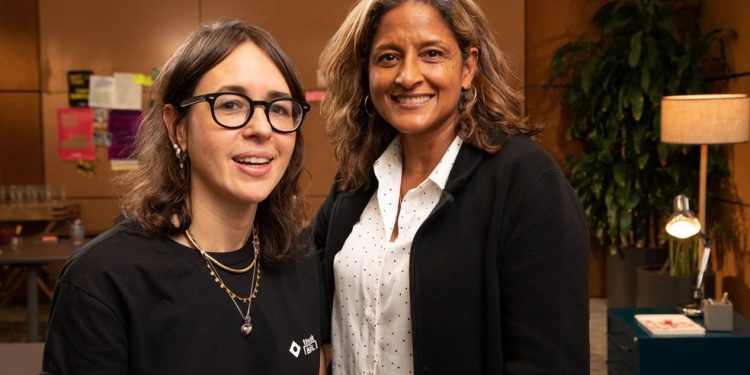 Barbara Teixeira (à esq.), CEO da Anonymous Content Brazil, e Suraya Mohamed, produtora executiva da NPR Music, em gravação do Tiny Desk Brasil — Foto: Divulgação/Fernanda Carvalho