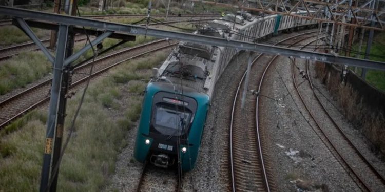 Um dos trens da SuperVia em operação no Rio — Foto: Brenno Carvalho / Agência O Globo