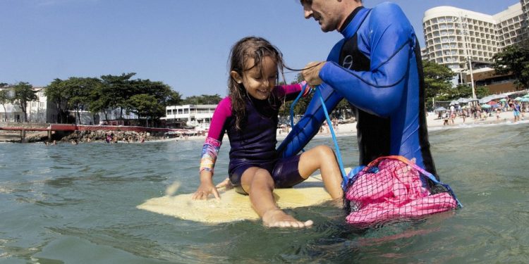 Ricardo com a filha: "Enquanto tantas pessoas mais velhas tem medo da água, ela sempre amou essas aventuras" — Foto: Divulgação/Instituto Mar Urbano