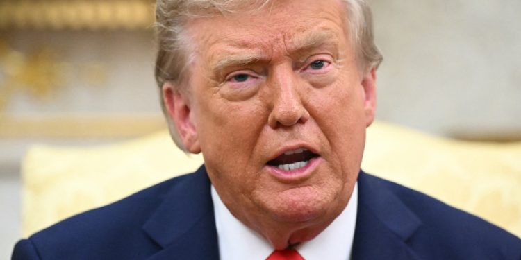 O presidente dos EUA, Donald Trump, tenta expandir poder da Presidência sobre o Executivo — Foto: Mandel Ngan/AFP