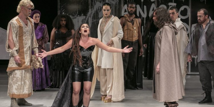 Cena da peça "As bruxas de Salém" — Foto: Guito Moreto