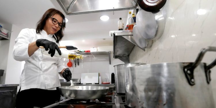 Chef Renata Romeiro, em sua cozinha no Recreio dos Bandeirantes, na nova Zona Sudoeste do Rio — Foto: Marcelo Theobald / Agência O Globo