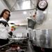 Chef Renata Romeiro, em sua cozinha no Recreio dos Bandeirantes, na nova Zona Sudoeste do Rio — Foto: Marcelo Theobald / Agência O Globo