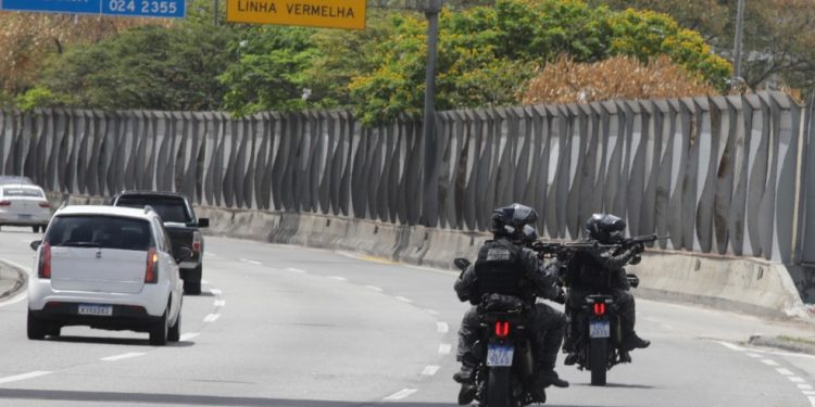Policiais em motociletas durante operação na Linha Amarela — Foto: Fabiano Rocha / Agência O Globo