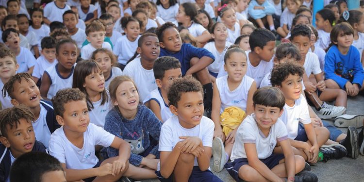 Quatro mil alunos. Número de estudantes das 13 escolas da Zona Sul são beneficiados por ações que vão desde reforço escolar e capacitação de professores até projetos de equidade racial e acesso à cultura — Foto: Divulgação