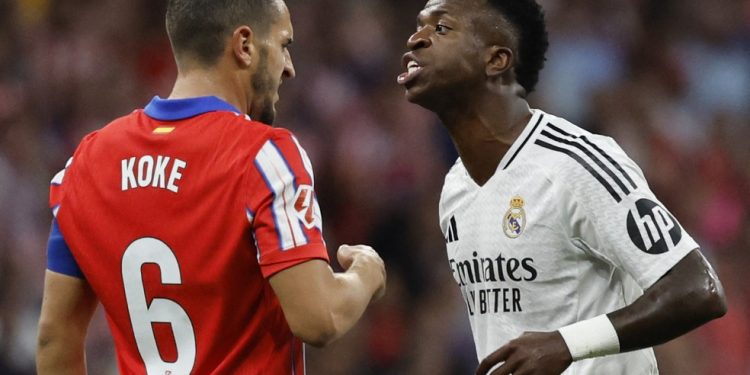 Vini Jr deu assistência em clássico hostil entre Real Madrid e Atlético de Madrid — Foto: OSCAR DEL POZO / AFP