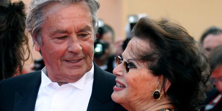 Cardinale e o ator francês Alain Delon no festival de Cannes de 2010 — Foto: Valery Hache / AFP