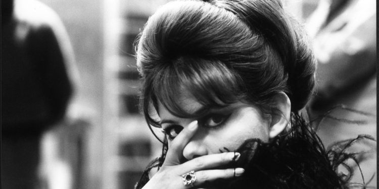 Claudia Cardinale no set de 'Oito e meio' — Foto: Tazio Secchiaroli