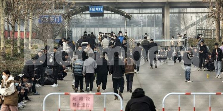 Funcionários durante o horário de almoço na fábrica do Foxconn conhecida como Cidade do iPhone, em Zhengzhou — Foto: Qilai Shen/ Bloomberg