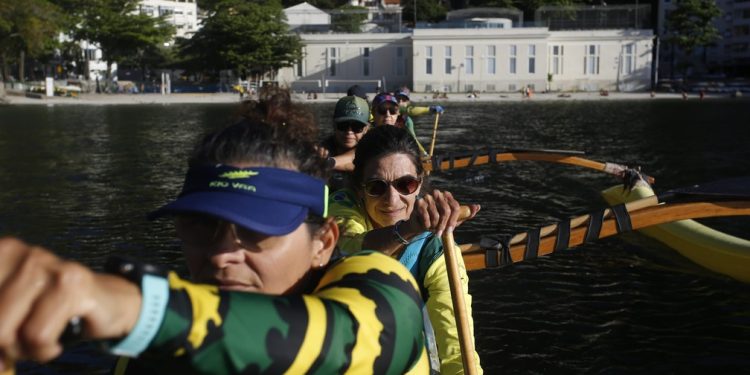 Com Suzana e Lena à frente, grupo pratica na Urca. Barco só se move se todas remarem juntas — Foto: Custódio Coimbra