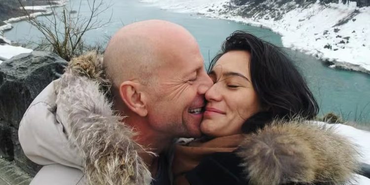 Em fórum sobre Alzheimer, mulher de Bruce Willis, Emma Heming, anuncia livro, que diz ser 'roteiro que gostaria de ter recebido' — Foto: Reprodução