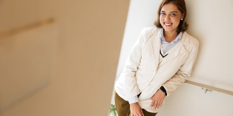 Betina Nogueira, de 31 anos, passou a manifestar dor de garganta, dores no corpo e uma febre que não baixava — Foto: Maria Isabel Oliveira