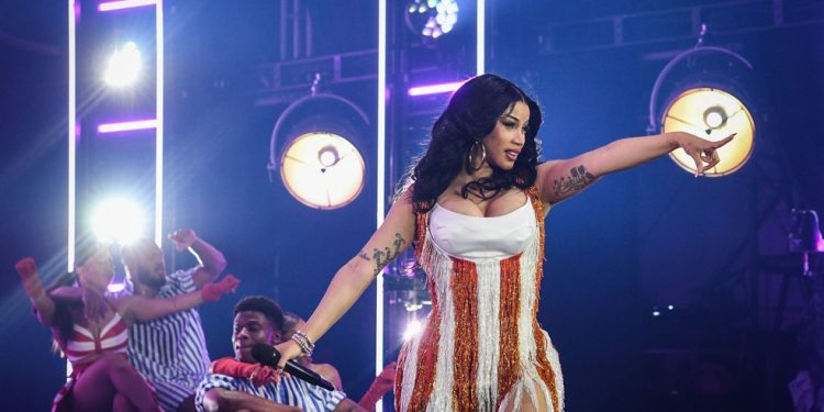 Cardi B revelou ter reduzido o volume do bumbum em busca de mais naturalidade — Foto: Getty Images