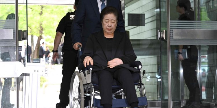 A líder da Igreja da Unificação, Han Hak-ja, chega em uma cadeira de rodas para participar de audiência de revisão de seu mandado de prisão, no Tribunal Distrital Central de Seul — Foto: Jung Yeon-je / AFP
