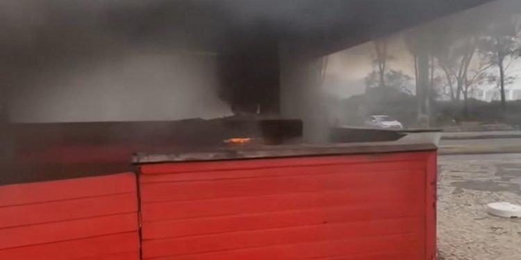Incêndio no quiosque do Recreio foi controlado em cerca de uma hora, sem registro de feridos — Foto: Reprodução