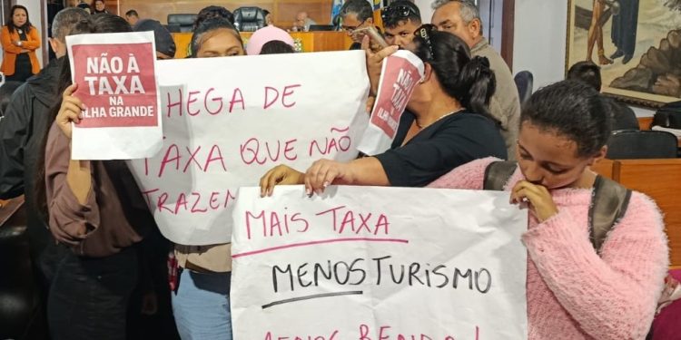 Manifestantes em Angra dos Reis — Foto: Reprodução