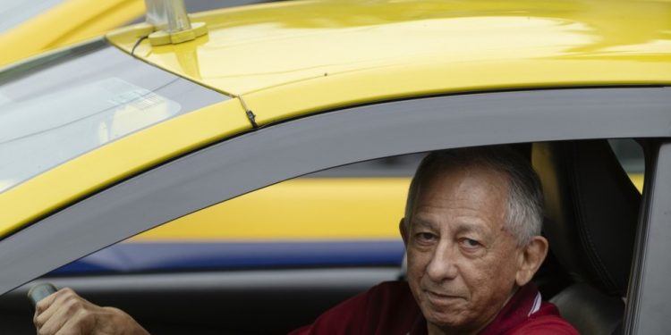 O motorista Edelmo Silveira Luz, de 78 anos, garante que lida bem com a internet e ajudou a criar página nas redes sociais para divulgar aplicativo oficial — Foto: Leo Martins