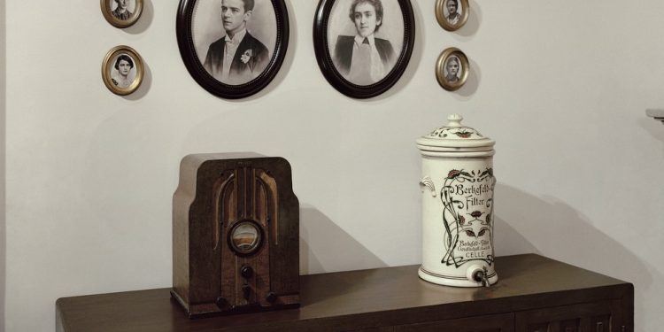 Retratos da família Kahlo estão expostos no que antes era a sala de jantar do Museu Casa Kahlo, na Cidade do México — Foto: Pablo López Luz/The New York Times