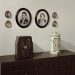 Retratos da família Kahlo estão expostos no que antes era a sala de jantar do Museu Casa Kahlo, na Cidade do México — Foto: Pablo López Luz/The New York Times