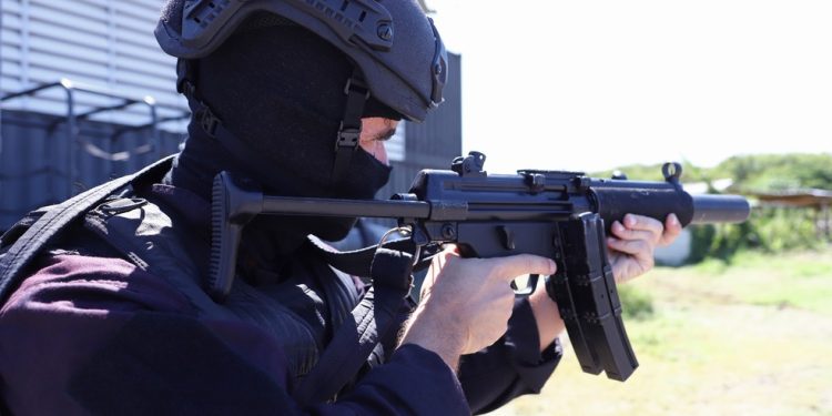 Capacete da PM vai proteger os agentes contra projéteis de armas de fogo, estilhaços e explosões — Foto: Divulgação/SEPM