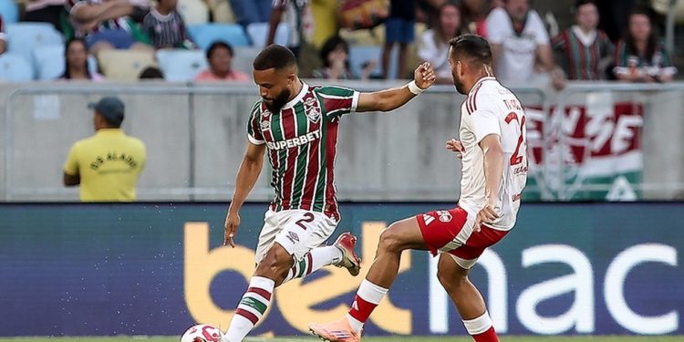 Samuel Xavier enfrenta a marcação de Thiago Maia em Fluminense x Internacional — Foto: Lucas Merçon e Marcelo Gonçalves/Fluminense