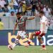 Samuel Xavier enfrenta a marcação de Thiago Maia em Fluminense x Internacional — Foto: Lucas Merçon e Marcelo Gonçalves/Fluminense