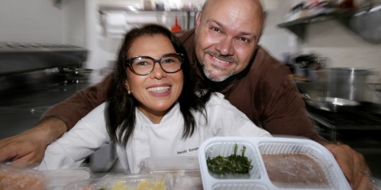Chef Renata Romeiro e o empresário Humberto Neto, proprietários da Marmita Carioca — Foto: Marcelo Theobald / Agência O Globo