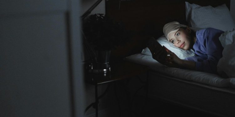 Hábitos de tela têm muito mais probabilidade de ter efeitos prejudiciais ao sono do que a lua cheia — Foto: Pexels