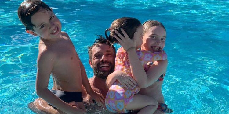 Rafael Cardoso reencontrou os filhos após dois anos e ganhou declaração da namorada — Foto: Reprodução Instagram