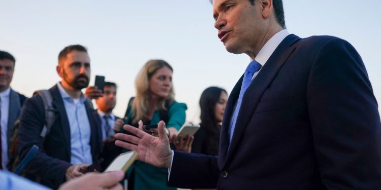 O Secretário de Estado dos EUA, Marco Rubio, fala à imprensa ao deixar Tel Aviv com destino ao Catar — Foto: Nathan Howard / POOL / AFP