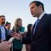 O Secretário de Estado dos EUA, Marco Rubio, fala à imprensa ao deixar Tel Aviv com destino ao Catar — Foto: Nathan Howard / POOL / AFP