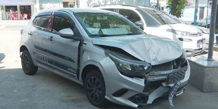 Carro do motorista de app Yago Madureira, de 28 anos, baleado na cabeça — Foto: Divulgação