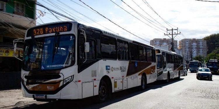 Ônibus da linha 920 (Bonsucesso x Pavuna) são os mais usados como barricada no Rio — Foto: Domingos Peixoto / Agência O Globo