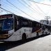 Ônibus da linha 920 (Bonsucesso x Pavuna) são os mais usados como barricada no Rio — Foto: Domingos Peixoto / Agência O Globo